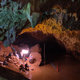 Los rescatistas instalan una bomba de agua dentro del complejo de cuevas de Tailandia el 28 de junio de 2018.